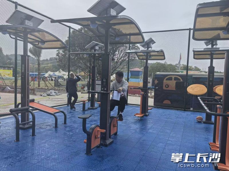 天心区暮云街道暮云新村禁山子组城际铁路桥下健身设施。 均为天心区文旅体局供图 天心区暮云街道暮云新村禁山子组城际铁路桥下健身设施。 均为天心区文旅体局供图