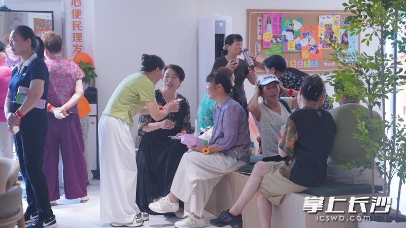 星河社区椿满园嵌入式综合服务中心开业。 均为全媒体记者 周游 摄 星河社区椿满园嵌入式综合服务中心开业。 均为全媒体记者 周游 摄