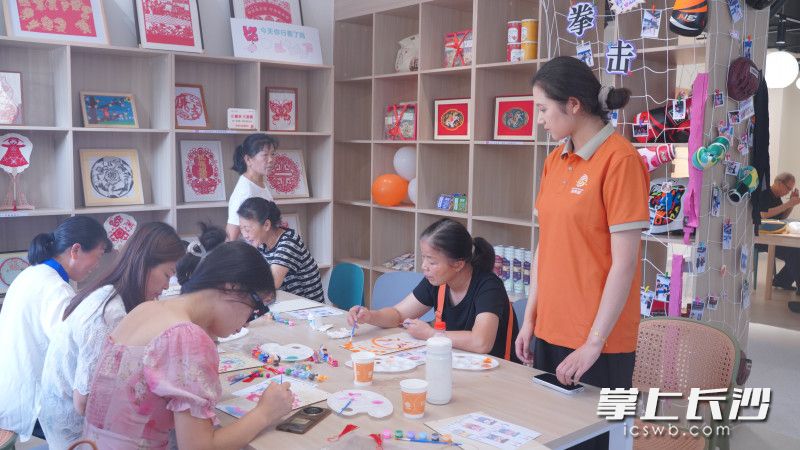 居民进行非遗体验。 居民进行非遗体验。