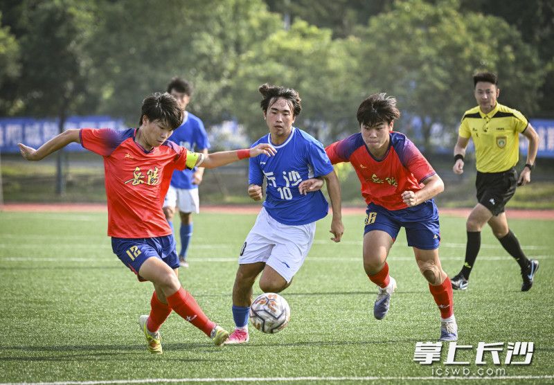 8月18日,省运会青少年组男子足球U18组决赛,长沙队5比2大胜岳阳队,实现卫冕。图为长沙队张翔(蓝衣)在比赛中突破。 8月18日,省运会青少年组男子足球U18组决赛,长沙队5比2大胜岳阳队,实现卫冕。图为长沙队张翔(蓝衣)在比赛中突破。