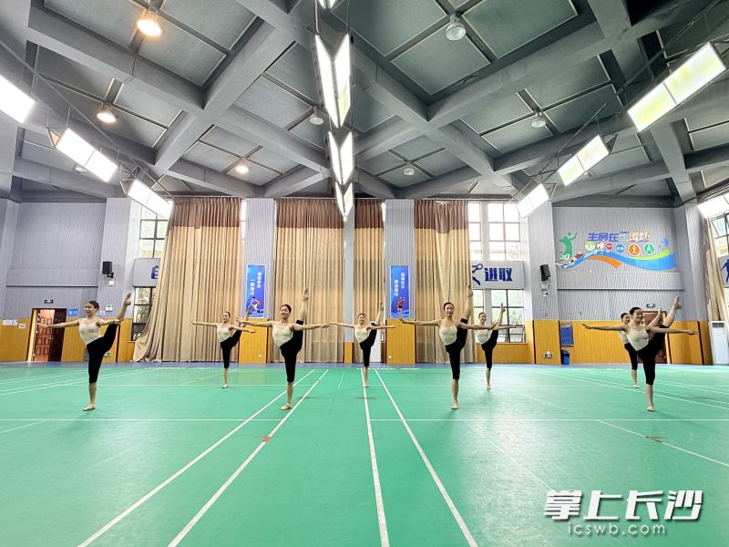 这群几乎没有国家级大赛经验的少年,扛起了原创作品参赛的重任,在零基础、零经验的挑战中,硬生生打磨出一套高质量原创舞蹈。 这群几乎没有国家级大赛经验的少年,扛起了原创作品参赛的重任,在零基础、零经验的挑战中,硬生生打磨出一套高质量原创舞蹈。