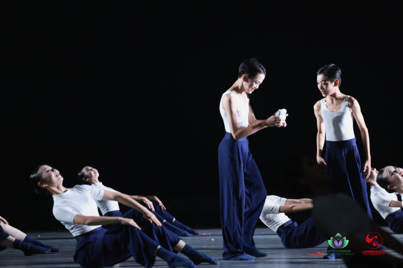 近日第六届“荷花少年”全国舞蹈展演在宁夏银川举行,长沙市雨花区雅境中学境·舞团凭借原创舞蹈作品《我“我”我们》脱颖而出,并斩获本次展演最高荣誉“青荷之星”。照片均由学校提供 近日第六届“荷花少年”全国舞蹈展演在宁夏银川举行,长沙市雨花区雅境中学境·舞团凭借原创舞蹈作品《我“我”我们》脱颖而出,并斩获本次展演最高荣誉“青荷之星”。照片均由学校提供