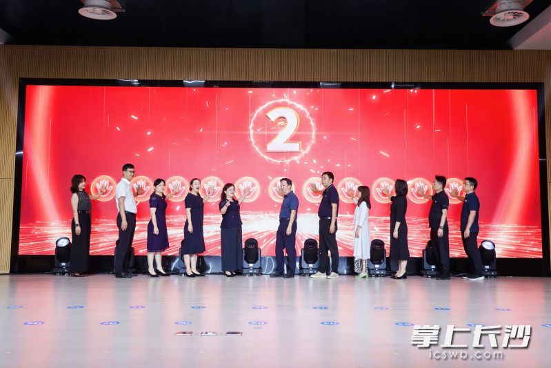 现场仪式感满满,与会嘉宾一起启动长沙今年的全国推广普通话宣传周活动。 长沙晚报通讯员 黄思颖 摄 现场仪式感满满,与会嘉宾一起启动长沙今年的全国推广普通话宣传周活动。 长沙晚报通讯员 黄思颖 摄