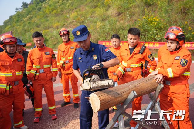 教官手握油锯示范,纠正参训人员操作细节。 均为长沙晚报全媒体记者林暘摄 教官手握油锯示范,纠正参训人员操作细节。 均为长沙晚报全媒体记者林暘摄