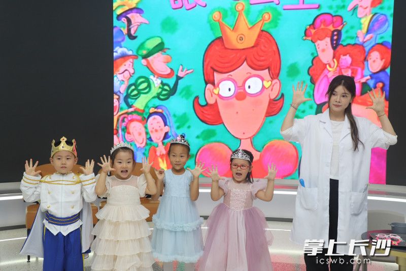 情景剧《眼镜公主》,孩子们用充满童趣的表演传递护眼知识。 情景剧《眼镜公主》,孩子们用充满童趣的表演传递护眼知识。