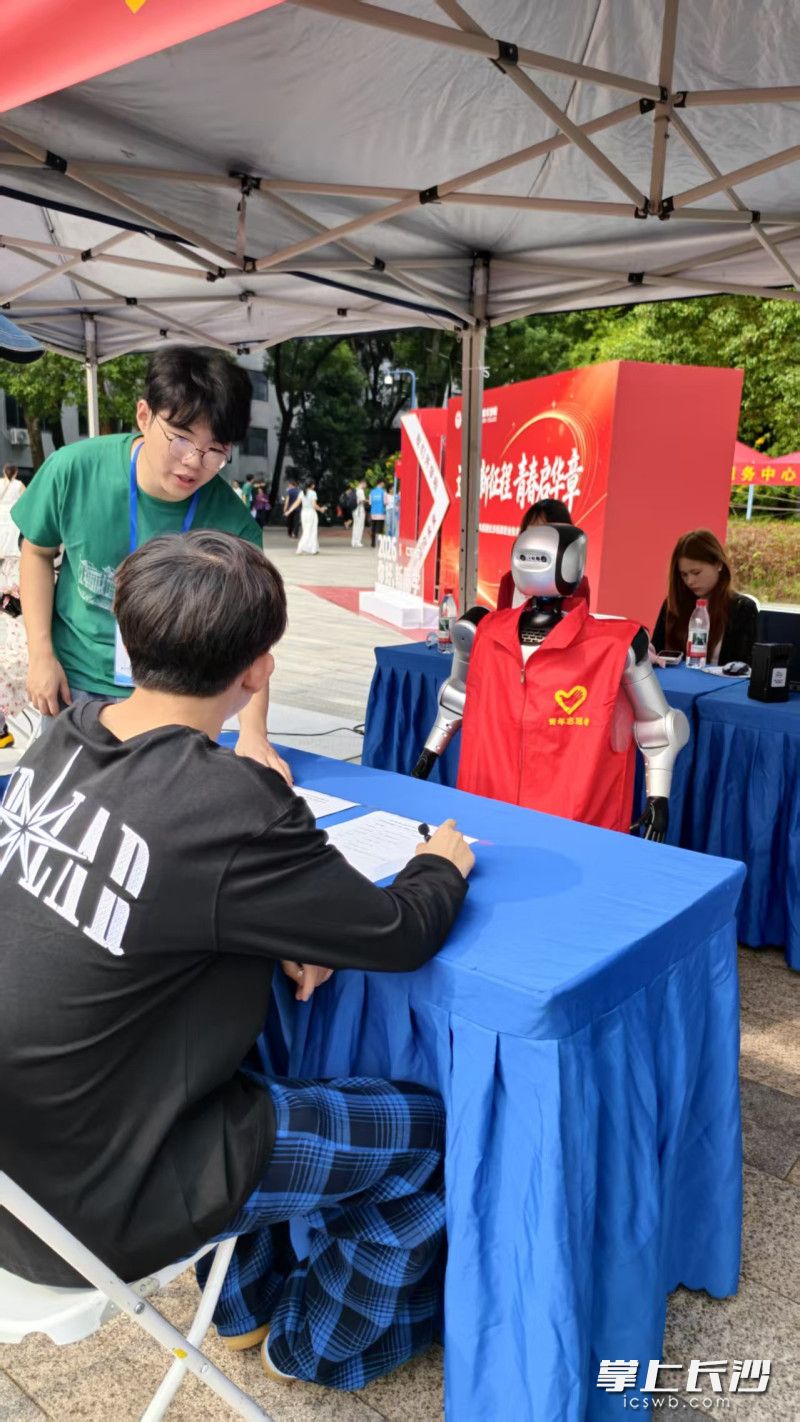 学生志愿者指导新生和“政小智”互动。 学生志愿者指导新生和“政小智”互动。