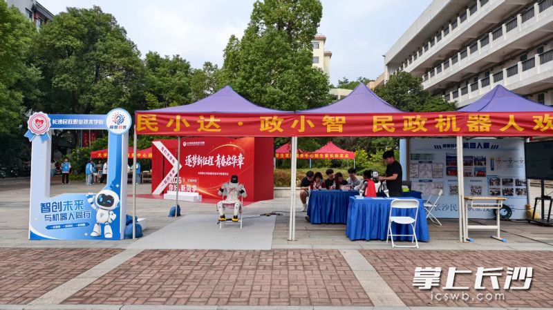 忙碌了一上午,趁着午休,“民小达”和“政小智”坐下来充电休息。 忙碌了一上午,趁着午休,“民小达”和“政小智”坐下来充电休息。