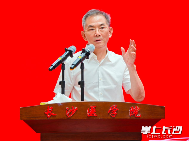 长沙医学院校长何彬生寄语新生们,以时代视野赋能医学初心。 长沙医学院校长何彬生寄语新生们,以时代视野赋能医学初心。