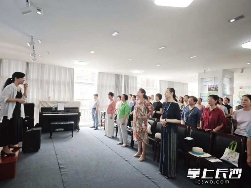 银桂苑社区老年大学声乐班开展课程教学。 银桂苑社区老年大学声乐班开展课程教学。