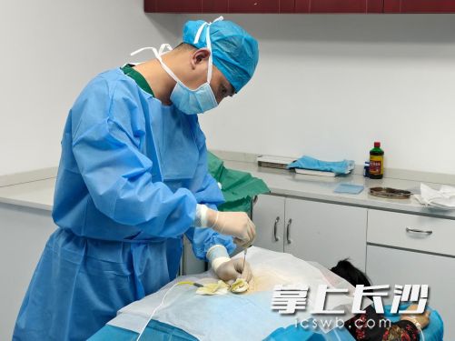 医生正在实施腰椎间盘射频消融联合臭氧注射微创治疗,基层特色专科把微创技术送到群众家门口。通讯员 刘冰花 供图 医生正在实施腰椎间盘射频消融联合臭氧注射微创治疗,基层特色专科把微创技术送到群众家门口。通讯员 刘冰花 供图