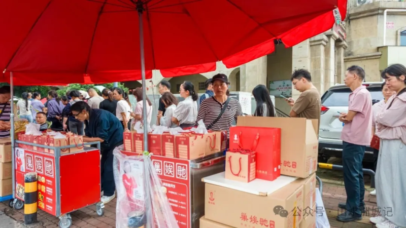 市民群众把巢娭毑月饼店称作“长沙版胖东来”。 市民群众把巢娭毑月饼店称作“长沙版胖东来”。