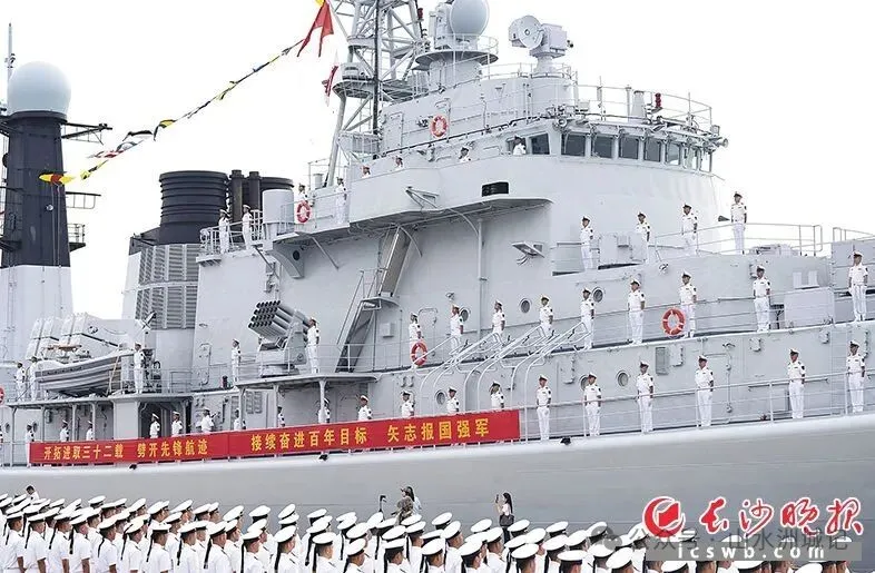 8月28日,被誉为“中华第一舰”的我国第二代国产导弹驱逐舰首舰112舰在青岛某军港退出现役。新华社记者 李杰 摄 8月28日,被誉为“中华第一舰”的我国第二代国产导弹驱逐舰首舰112舰在青岛某军港退出现役。新华社记者 李杰 摄