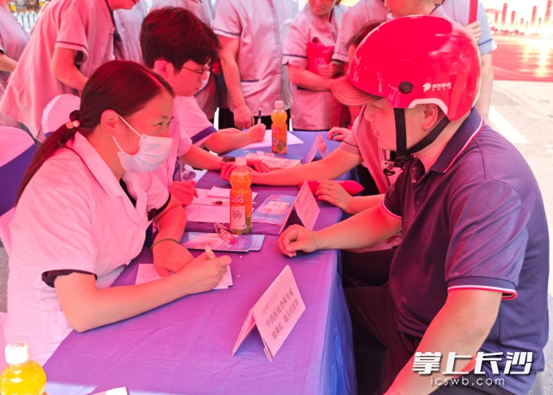 9月16日下午,长沙市总工会“维权服务进驿站”第八次服务活动在湖南湘江新区麓谷街道爱心驿站举行。均为 湘江早报全媒体记者 杨文妤 摄 9月16日下午,长沙市总工会“维权服务进驿站”第八次服务活动在湖南湘江新区麓谷街道爱心驿站举行。均为 湘江早报全媒体记者 杨文妤 摄