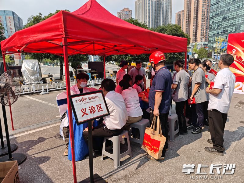 义诊团队为劳动者提供中医问诊。 义诊团队为劳动者提供中医问诊。