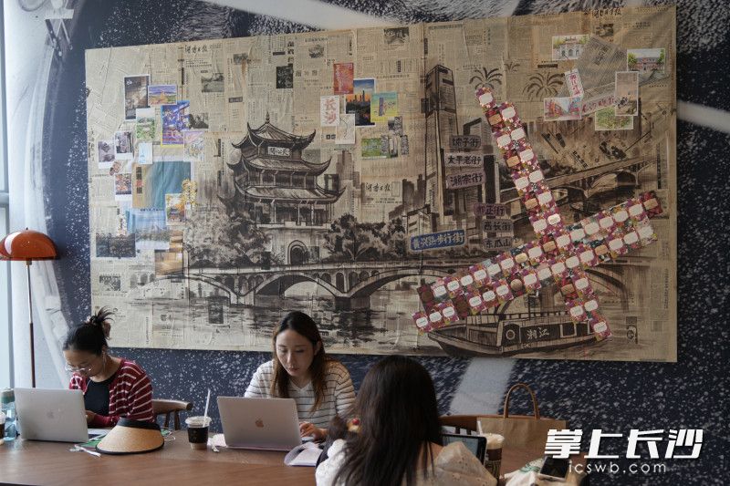 店内的艺术墙吸引了很多人打卡,它是取材老报刊、城市影像搭配臻选豆卡手工拼贴而成。 店内的艺术墙吸引了很多人打卡,它是取材老报刊、城市影像搭配臻选豆卡手工拼贴而成。