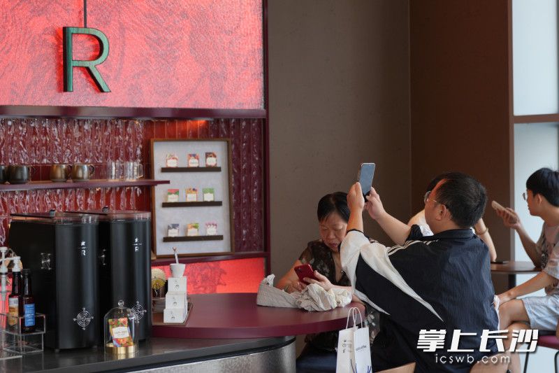 店内独特的湖湘元素表达方式吸引了消费者打卡。 店内独特的湖湘元素表达方式吸引了消费者打卡。
