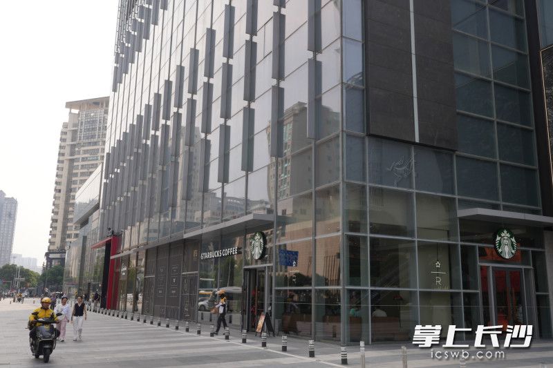 位于IFS东北角的星巴克长沙IFS全新门店。均为长沙晚报全媒体记者 尹昊天 摄 位于IFS东北角的星巴克长沙IFS全新门店。均为长沙晚报全媒体记者 尹昊天 摄