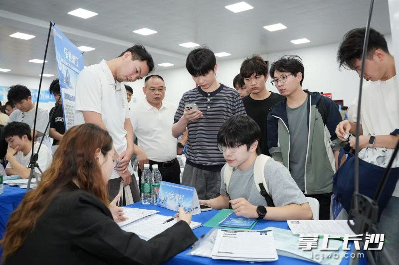 9月10日至11日,新区带着31家重点企业、超1000个岗位走进武汉理工大学、华中科技大学。均为 通讯员 张楠 供图 9月10日至11日,新区带着31家重点企业、超1000个岗位走进武汉理工大学、华中科技大学。均为 通讯员 张楠 供图