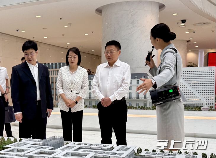 陈博彰在京东集团考察。 均为长沙晚报特派全媒体记者 唐朝昭 摄 陈博彰在京东集团考察。 均为长沙晚报特派全媒体记者 唐朝昭 摄