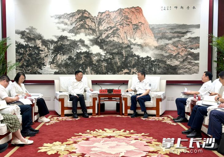 中国融通集团总经理李世宏等与陈博彰进行工作会谈。 中国融通集团总经理李世宏等与陈博彰进行工作会谈。