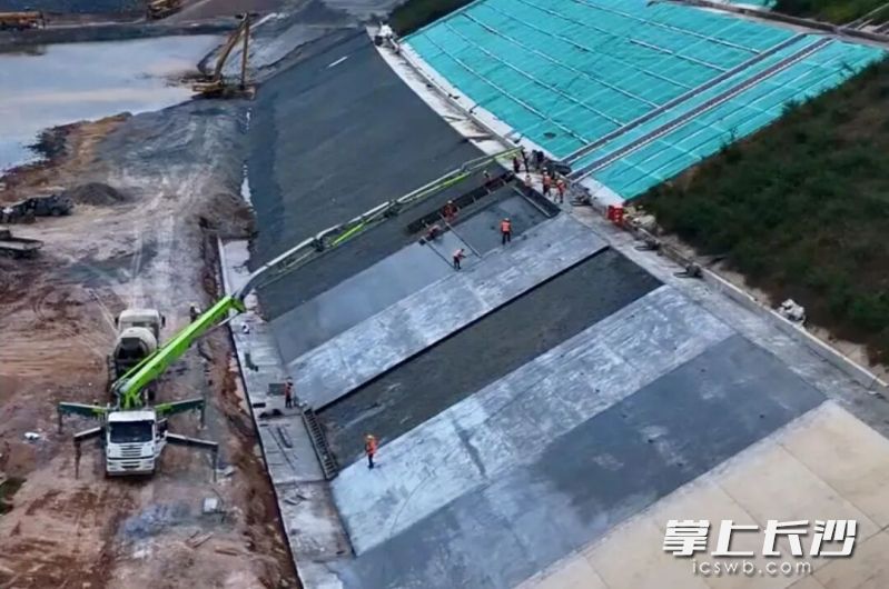 中联重科泵车助力平陆运河项目混凝土浇筑。均为受访者供图 中联重科泵车助力平陆运河项目混凝土浇筑。均为受访者供图