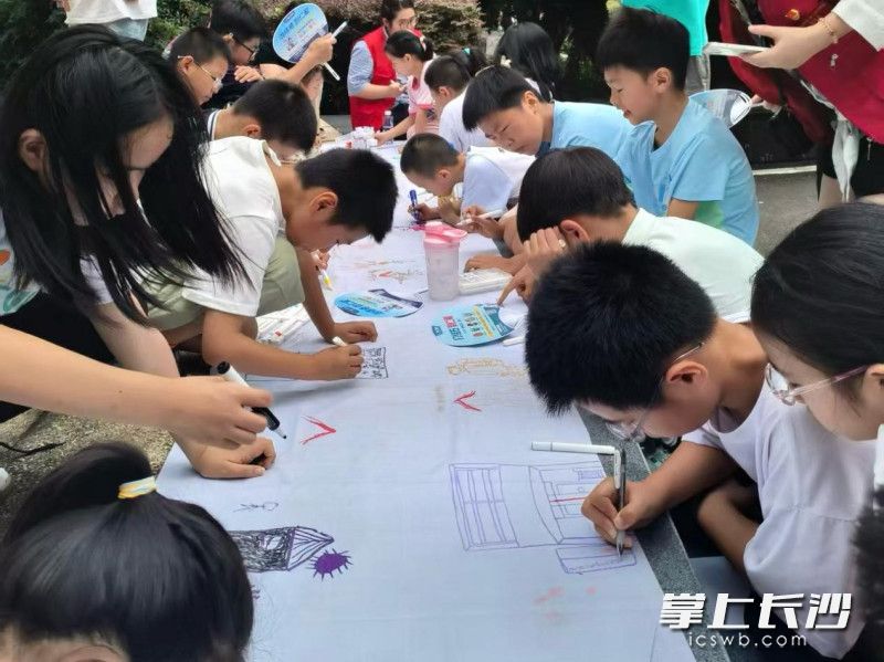 孩子在上手工绘画课。 孩子在上手工绘画课。