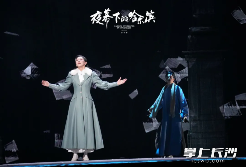 如今,这部流传四十余年的谍战经典首次被搬上音乐剧舞台。 如今,这部流传四十余年的谍战经典首次被搬上音乐剧舞台。
