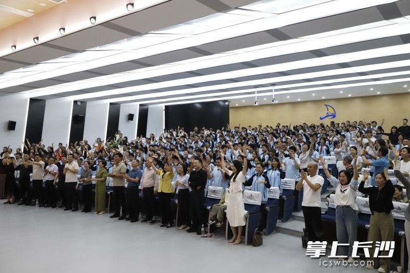 演出尾声全场师生齐声合唱,气氛热烈。 均为长沙晚报通讯员 向靓 摄 演出尾声全场师生齐声合唱,气氛热烈。 均为长沙晚报通讯员 向靓 摄