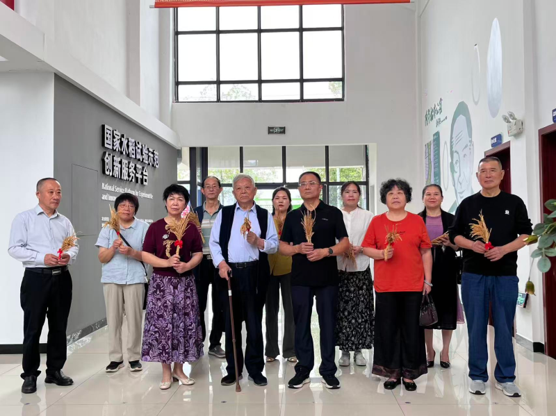 开福区关工委开展“传承隆平精神汲取奋进力量”主题学习实践活动。通讯员供图