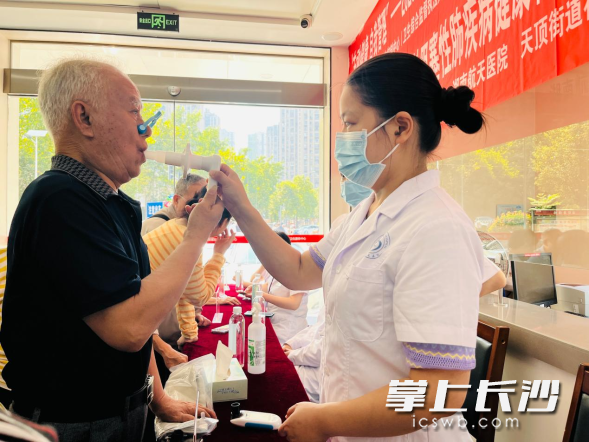 现场,医护人员免费为老年人做基础健康检查,不断提升群众就医幸福感与安全感。 现场,医护人员免费为老年人做基础健康检查,不断提升群众就医幸福感与安全感。