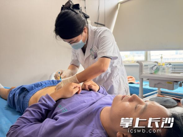 在东方红街道社区卫生服务中心中医科,医师正在为患者开展穴位埋线治疗。湘江早报全媒体记者 陈丹妮 摄 在东方红街道社区卫生服务中心中医科,医师正在为患者开展穴位埋线治疗。湘江早报全媒体记者 陈丹妮 摄
