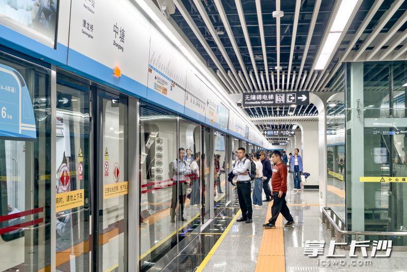 地铁2号线全线通车后,将成为长沙唯一串联火车南站、长沙火车站、高铁西站三大枢纽的地铁干线。 湘江早报全媒体记者 罗钟杰 摄 地铁2号线全线通车后,将成为长沙唯一串联火车南站、长沙火车站、高铁西站三大枢纽的地铁干线。 湘江早报全媒体记者 罗钟杰 摄