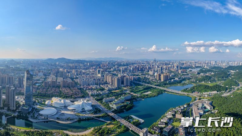 梅溪湖片区交通能级与发展格局迎来全面升级。 湘江早报全媒体记者 罗钟杰 摄 梅溪湖片区交通能级与发展格局迎来全面升级。 湘江早报全媒体记者 罗钟杰 摄