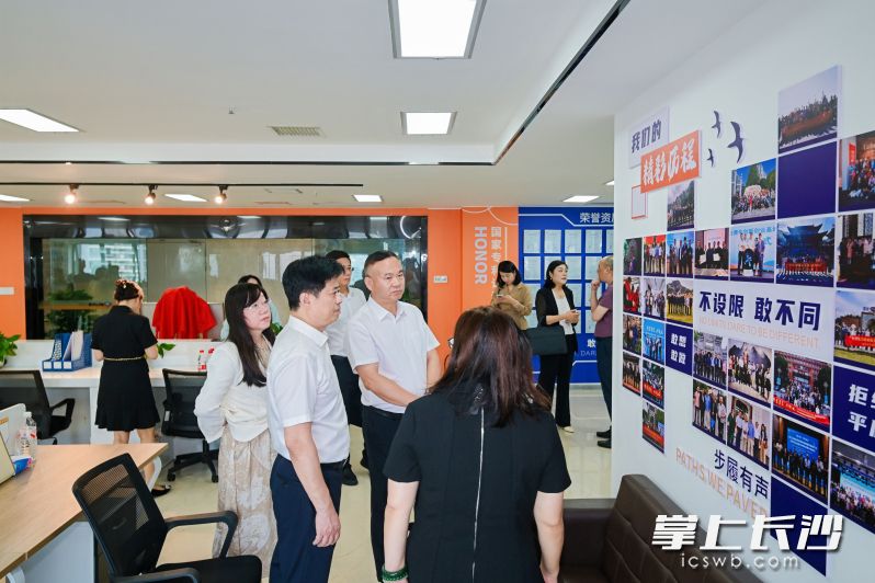 与会人员参观基地建设情况。 与会人员参观基地建设情况。