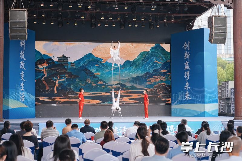 非遗特色杂技《高空云梯》引得市民纷纷驻足观赏。 非遗特色杂技《高空云梯》引得市民纷纷驻足观赏。