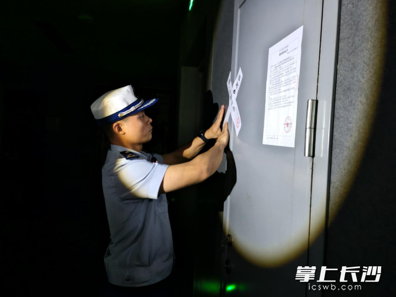 图为查封现场。 长沙晚报通讯员 汤淑 摄 图为查封现场。 长沙晚报通讯员 汤淑 摄