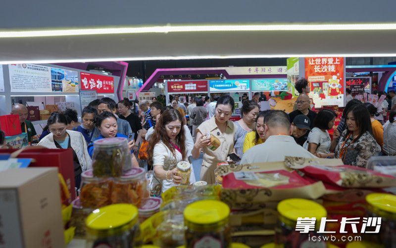 长沙本土的特色商品受到大家的青睐。 长沙本土的特色商品受到大家的青睐。