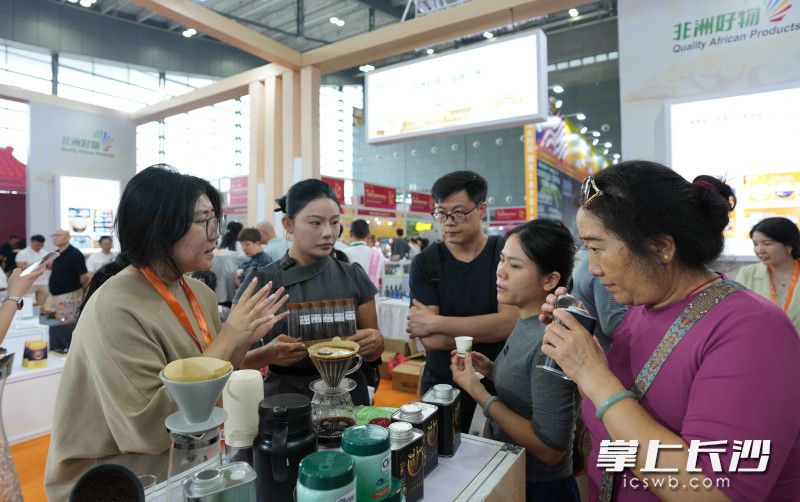 市民们正在品尝非洲好物。 市民们正在品尝非洲好物。