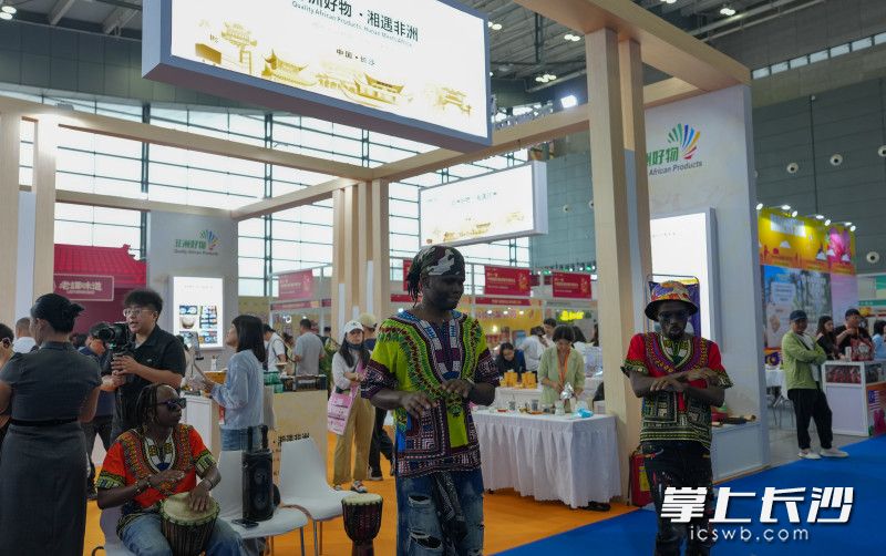 几位非洲青年正在进行舞蹈展示。 几位非洲青年正在进行舞蹈展示。