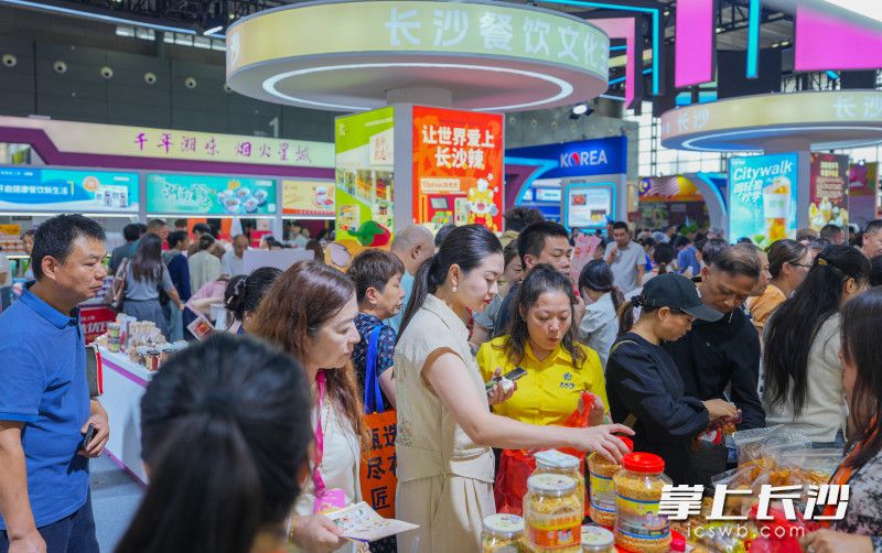 市民游客正在长沙馆选购特色商品。均为长沙晚报全媒体记者 邹麟 摄 市民游客正在长沙馆选购特色商品。均为长沙晚报全媒体记者 邹麟 摄