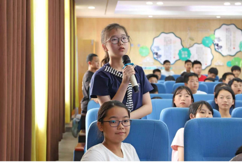 图为杨花中学初一学生分享关于网络安全的观点。 图为杨花中学初一学生分享关于网络安全的观点。