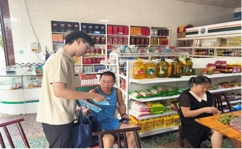 图为工作人员向村民普及国家网络安全知识。 图为工作人员向村民普及国家网络安全知识。