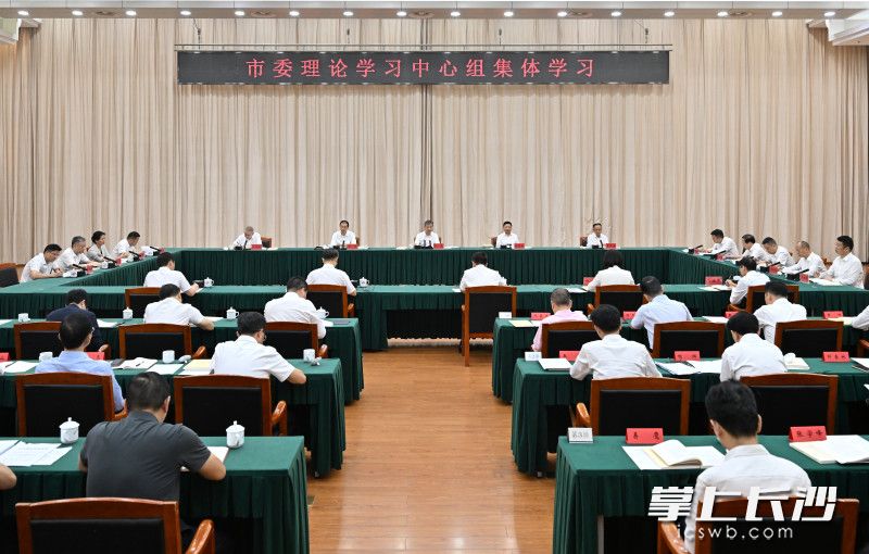 9月18日,市委理论学习中心组开展集体学习。副省长、市委书记陈竞主持并讲话。 长沙晚报全媒体记者 王志伟 摄 9月18日,市委理论学习中心组开展集体学习。副省长、市委书记陈竞主持并讲话。 长沙晚报全媒体记者 王志伟 摄