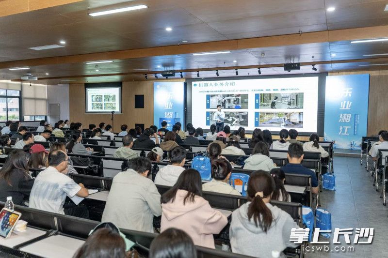 湘江新区在成都、武汉两地高校进行宣讲,推介岗位。 湘江新区在成都、武汉两地高校进行宣讲,推介岗位。