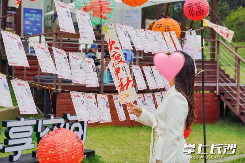 暖粉与绿黄相间的氛围装置、随风轻摆的古风灯笼串,把圭塘河边的草坪装点得温馨又出片。 暖粉与绿黄相间的氛围装置、随风轻摆的古风灯笼串,把圭塘河边的草坪装点得温馨又出片。
