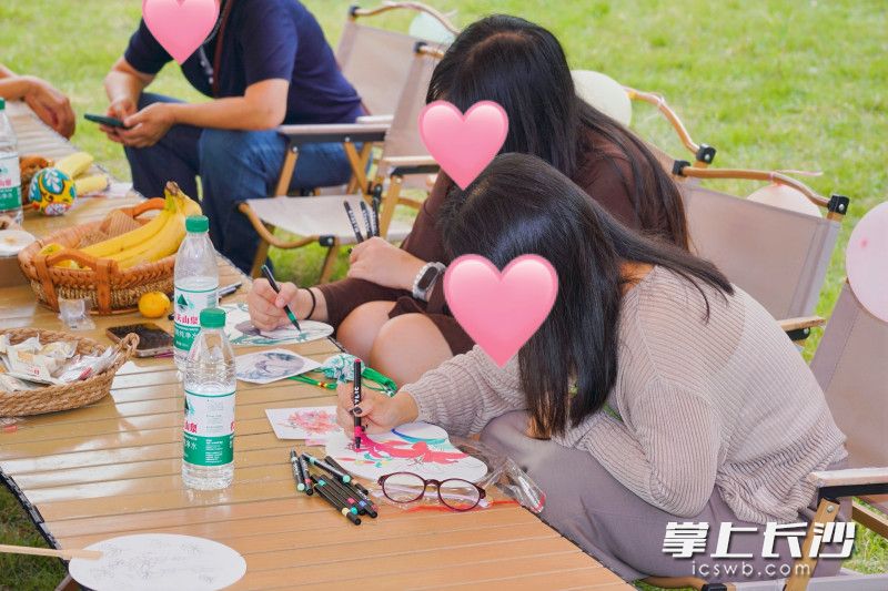 青年们现场制作团扇。 青年们现场制作团扇。