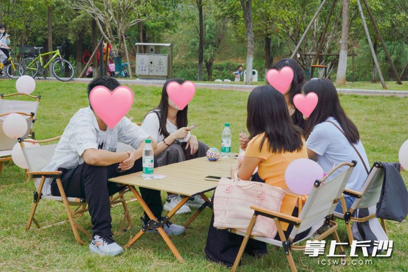 “月满良缘·筑梦雨花”青年职工中秋联谊游园会在圭塘河畔浪漫上演。 均为 全媒体记者 周游 摄 “月满良缘·筑梦雨花”青年职工中秋联谊游园会在圭塘河畔浪漫上演。 均为 全媒体记者 周游 摄