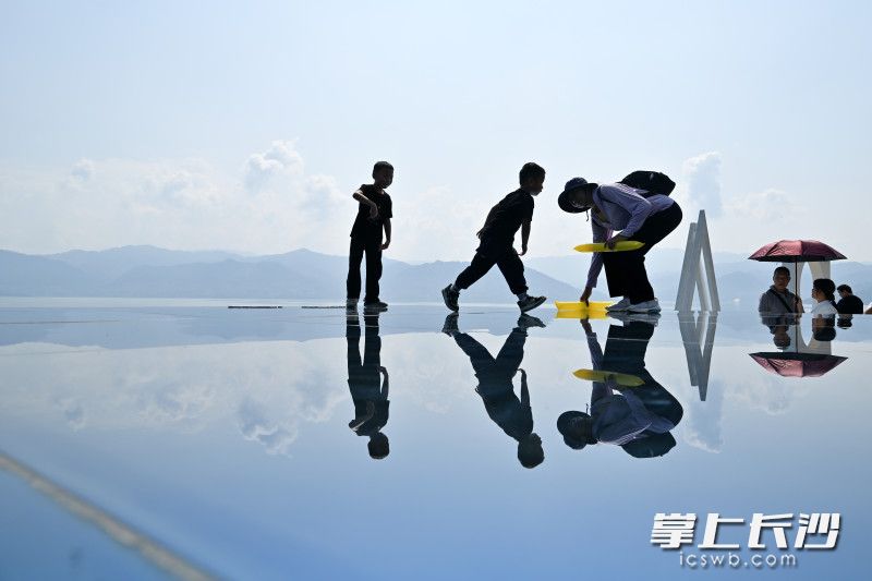 游客在资兴市白廊坡旅拍基地休闲嬉戏。 游客在资兴市白廊坡旅拍基地休闲嬉戏。