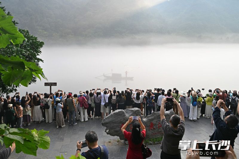 资兴市雾漫小东江景区吸引了各地游客蜂拥而至。 资兴市雾漫小东江景区吸引了各地游客蜂拥而至。