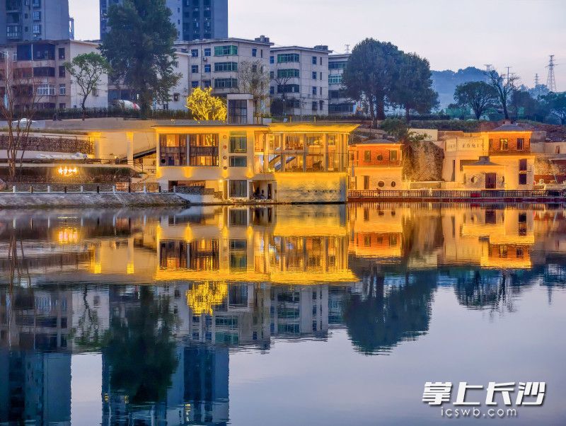 资兴市东江湾,废弃多年的水泵房,被改造成倚汐·音乐浮岛艺术剧场。 资兴市东江湾,废弃多年的水泵房,被改造成倚汐·音乐浮岛艺术剧场。